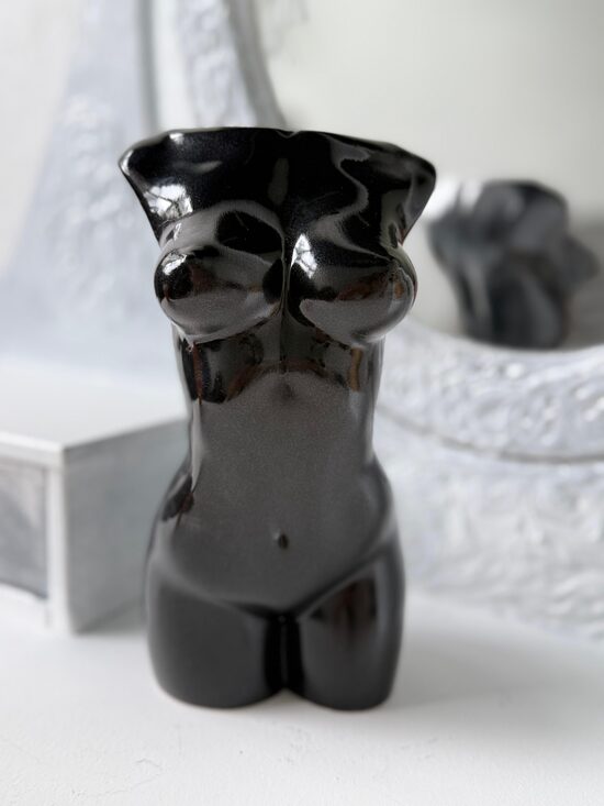 Vāze - sieviešu ķermenis